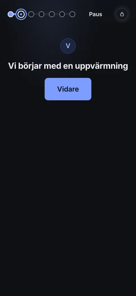 Appen i åk 8: "Vi börjar med en uppvärmning" och en knapp Vidare, i mörk stil.